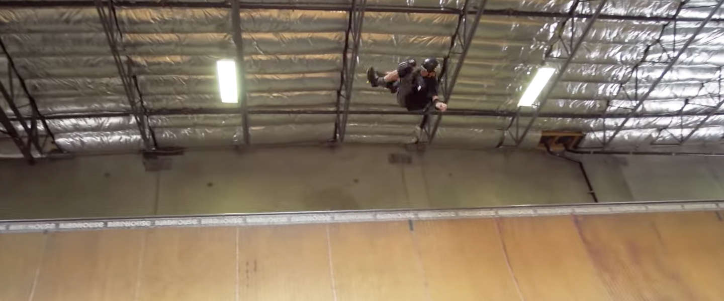 Tony Hawk (48) weer even op zijn skateboard