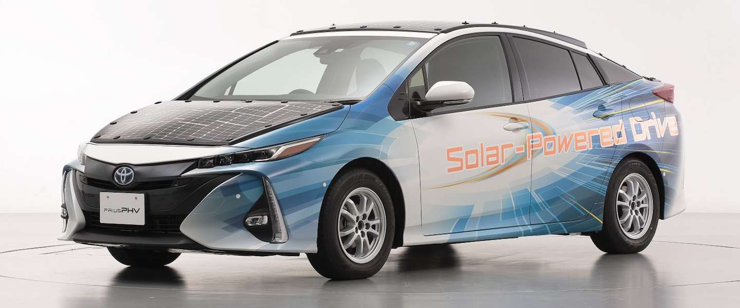 Toyota test Prius die deels op zonne-energie rijdt