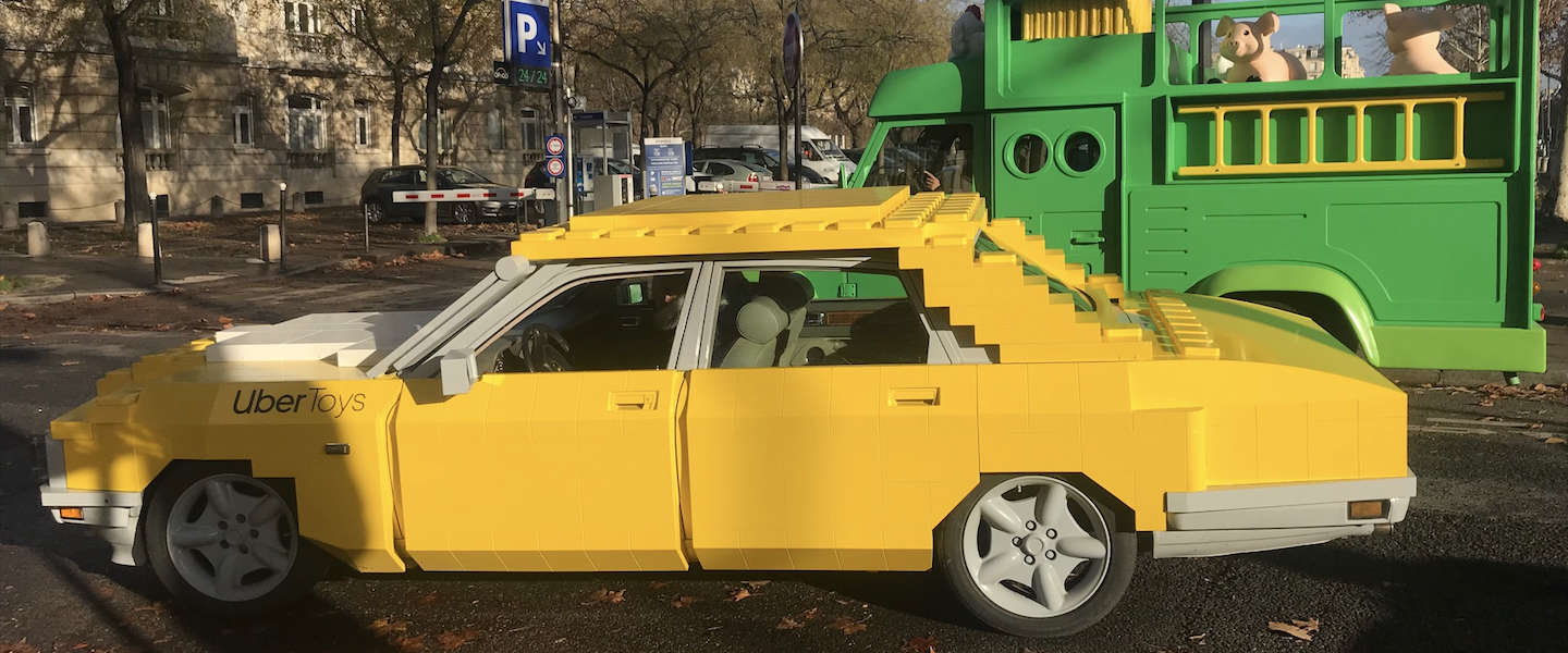 Uber laat gigantische speelgoedauto's rondrijden in Parijs