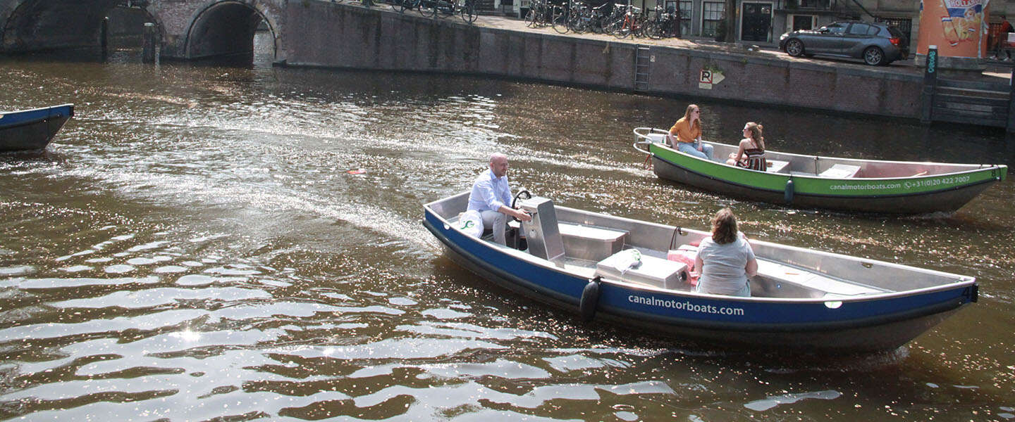 ​Waarom zoveel bedrijven in de zomer een bootje huren in Amsterdam