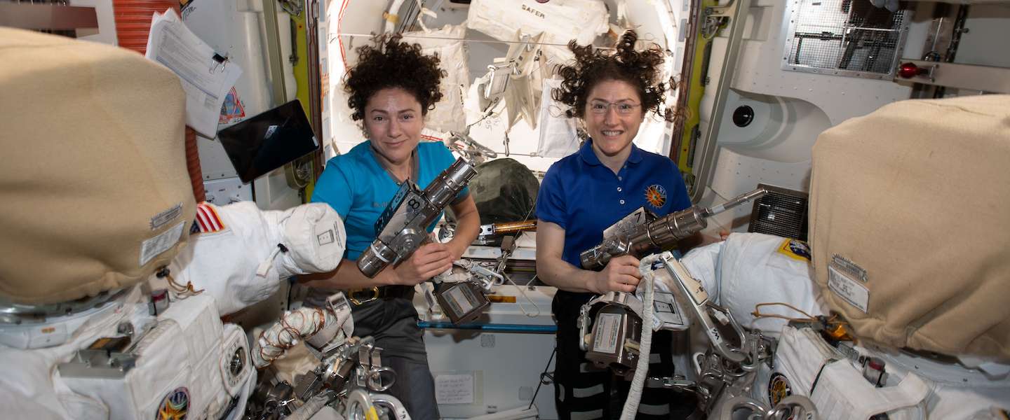 Historisch moment: vrouwelijke NASA-astronauten maken voor het eerst alleen ruimtewandeling