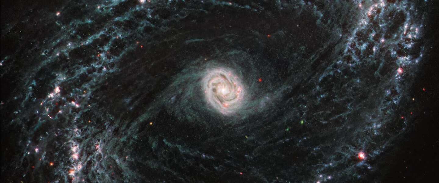 James Webb schijnt nieuw licht op spiraalvormig sterrenstelsel