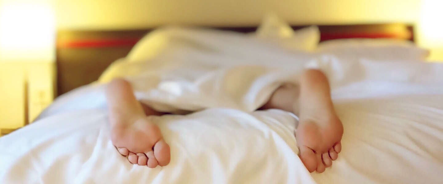 Waarom een weekend in bed blijven liggen goed voor je is
