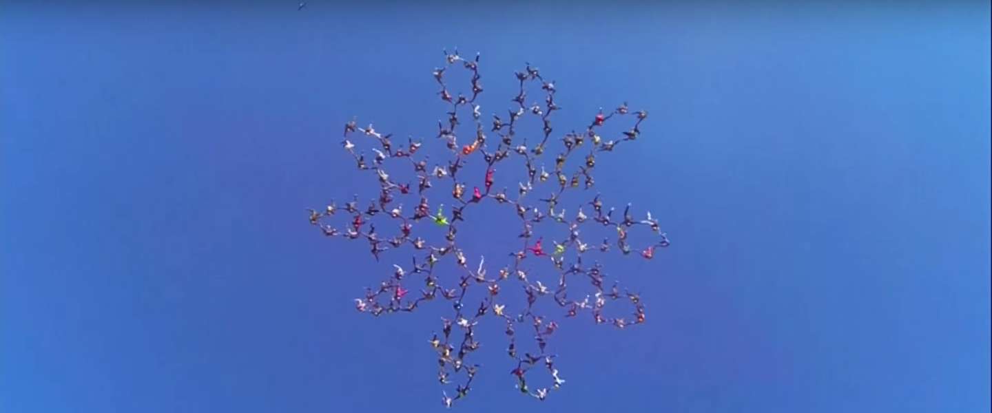 Gave video: wereldrecord skydiven verbroken met 164 mensen