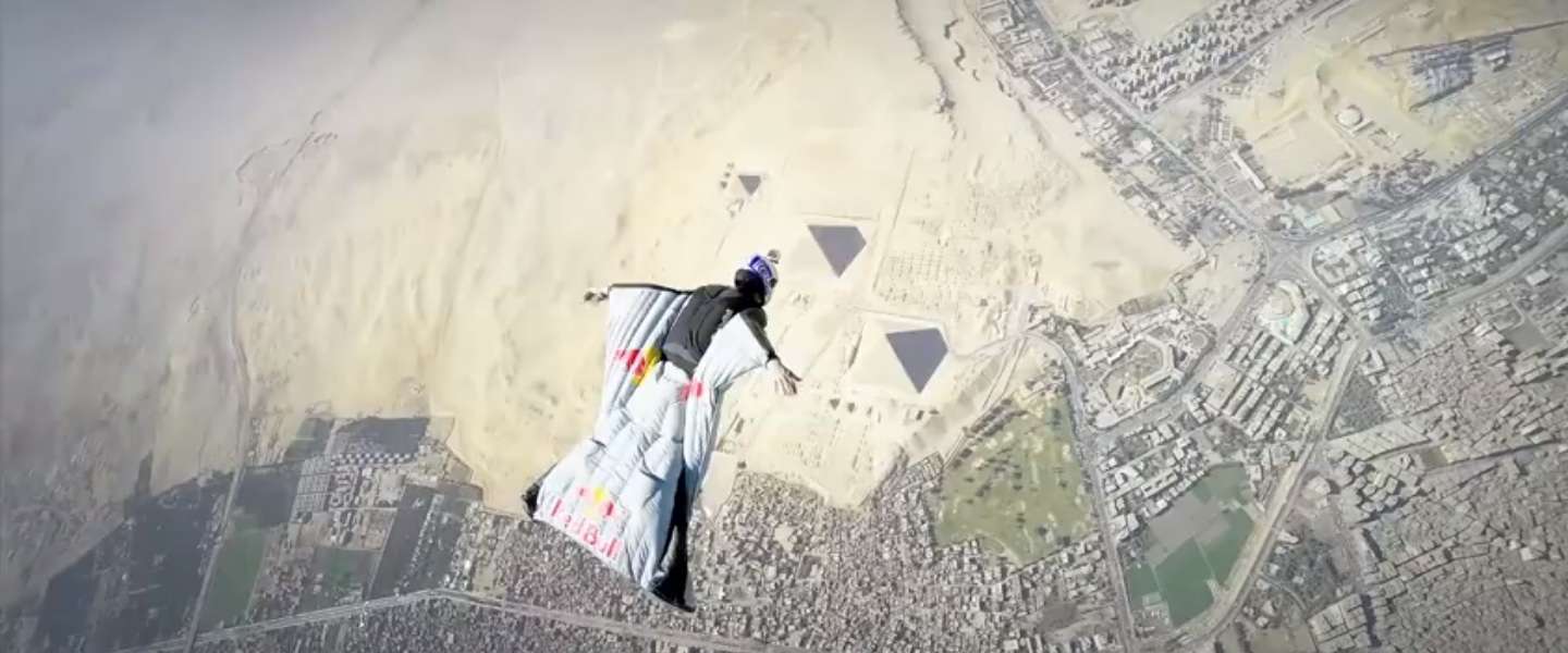 In een wingsuit boven de Piramiden van Giseh