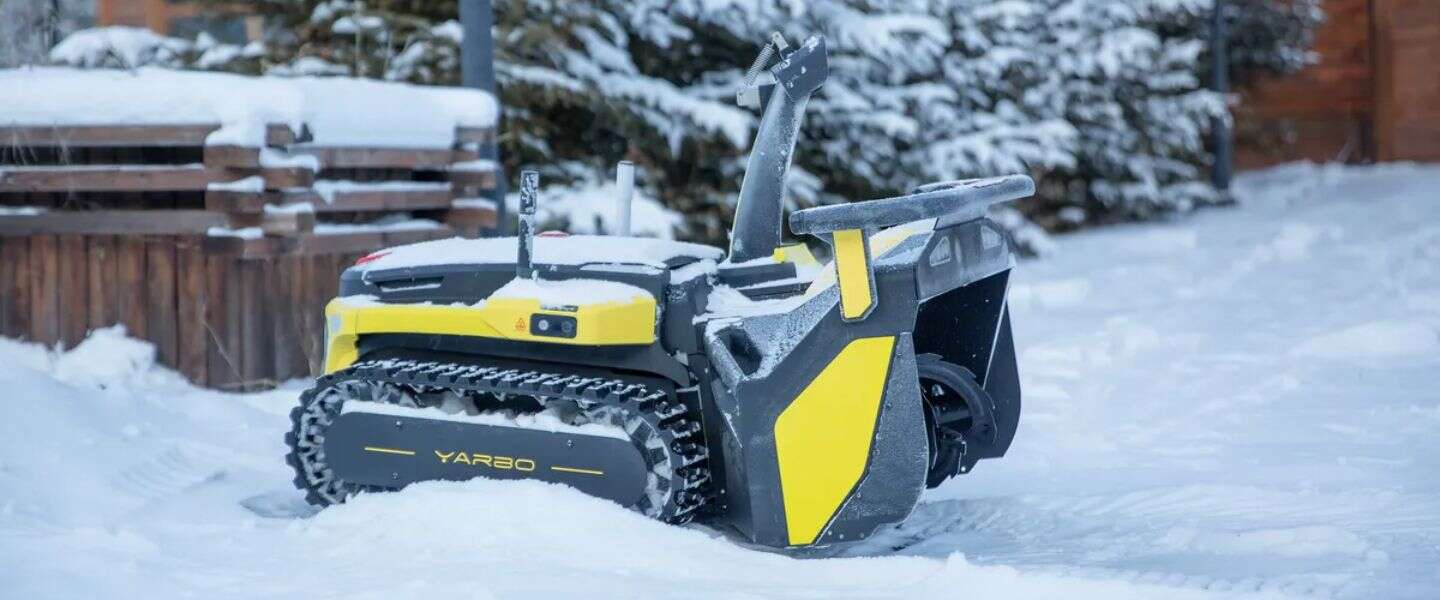 Deze huisrobot ploegt door de sneeuw en haalt het weg