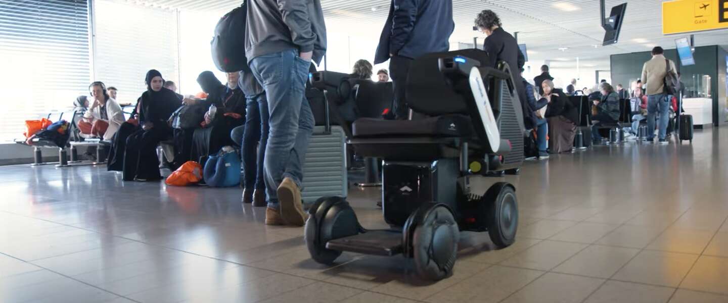 Proef met zelfrijdende rolstoelen op Schiphol