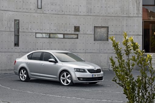 02_SKODA_Octavia_bij_pand