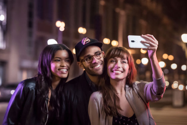 16-SilkWhite-Selfie