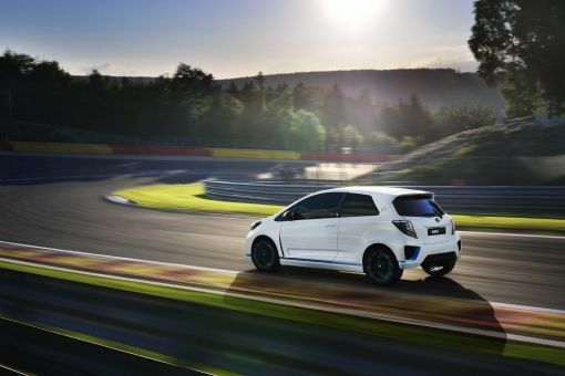 2013_09_04_03-Toyota-Yaris-Hybrid-R-Concept-Car