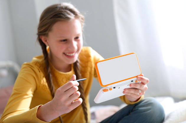 2ds-xl-een-hand