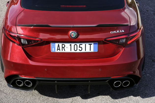 Alfa-Romeo_Giulia-Quadrifoglio_45