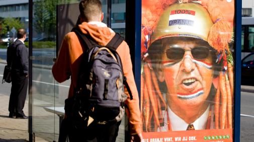“Als Oranje wint, win jij ook” is verboden!