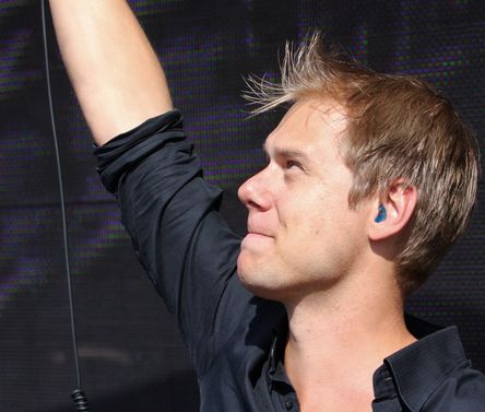 Carice van Houten geeft stokje over aan Armin van Buuren als gevaarlijkste Nederlander op internet