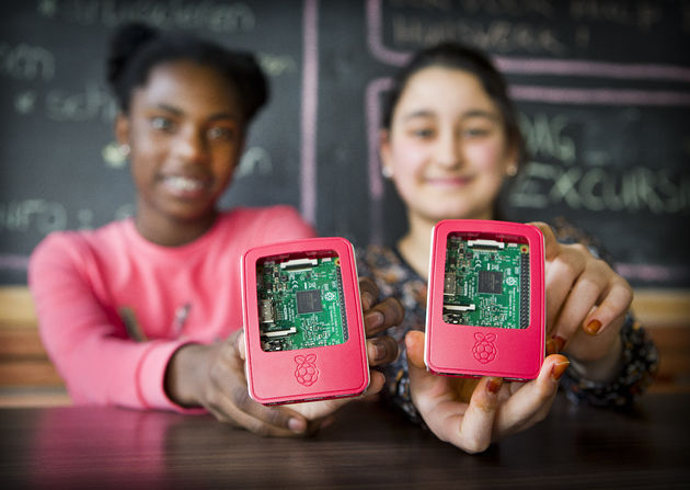 CyberPi-leerlingen-Senanur-en-Aaliyah-tonen-de-Raspberry-Pi-foto-Anko-Stoffels
