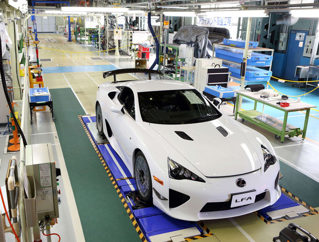 De laatste Lexus LFA rijdt fabriek uit