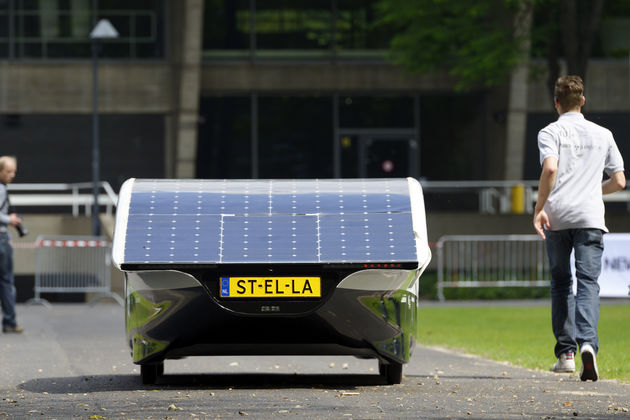De zonneauto van TU Eindhoven mag de openbare weg op