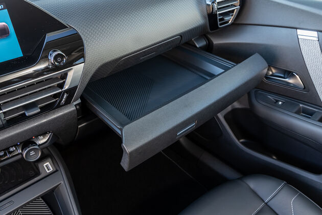 e-C4-X-Electric-iPad_tray