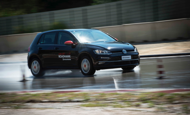 Firestone_Roadhawk_banden_wegdek_nat