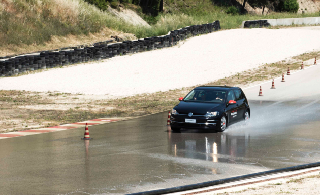 Firestone_Roadhawk_banden_wegdek