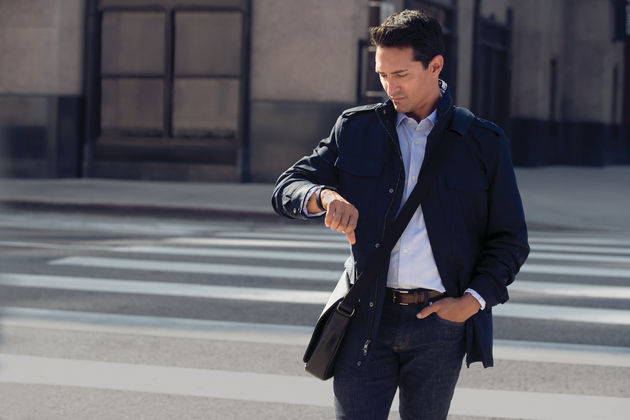 Fitbit_Charge_3_Lifestyle_Downtown_Business_Attire_10589