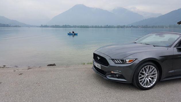 Ford_Mustang_lake