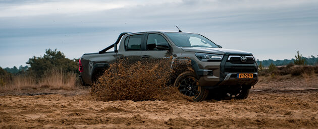 hilux-sand