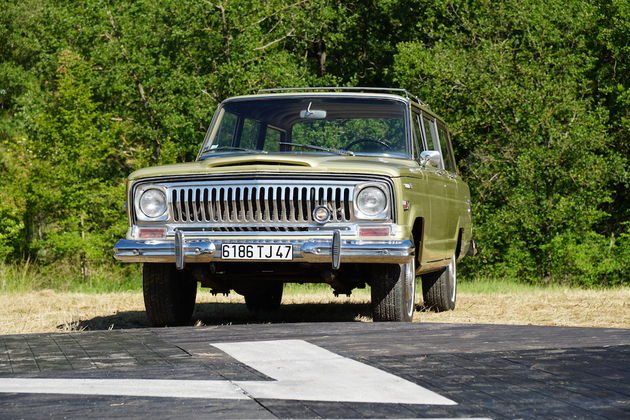 Jeep_Camp_2016_heritage_classic_jeep_wagoneer_V8