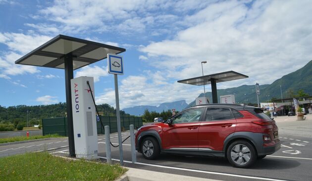 Kona-Electric-Laden-Alpen