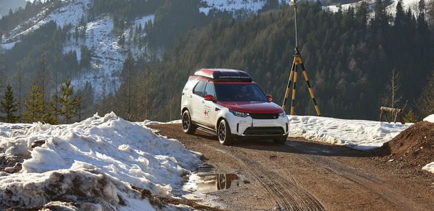 Land_Rover_Discovery_drone_red_cross_9