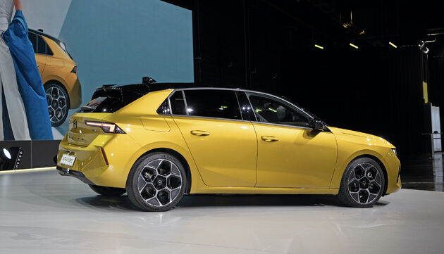 New_Opel_Astra_yellow