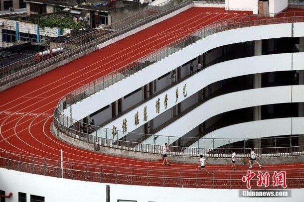 Only-in-China-–-Running-Track-built-on-Top-of-Roof-6-610x406