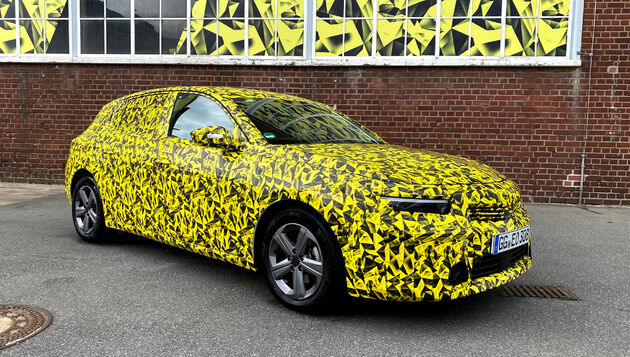 Opel_Astra_camouflage_wrap