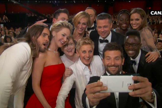 Oscar Host DeGeneres on stage met Samsung, backstage met iPhone?