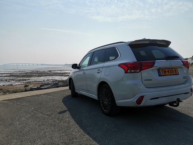 PHEV Outlander bij de bruk van Île de Ré.