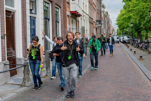 Players_walking_in_Utrecht