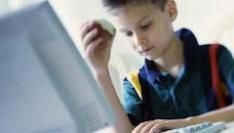 Ruim de helft van de ouders begluurt zijn kinderen online