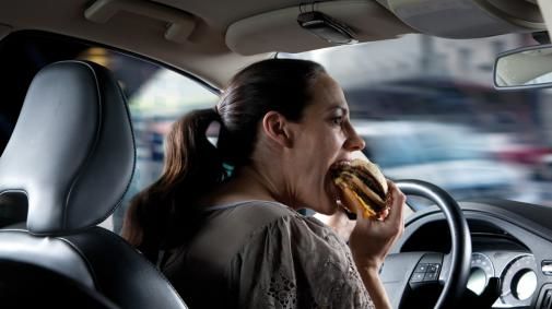 Slechts 1/3 autobestuurders heeft de mogelijkheid handsfree te bellen