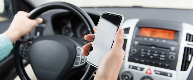 smartphone-achter-het-stuur