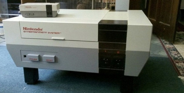 Supersize NES doet dienst als tafel én console
