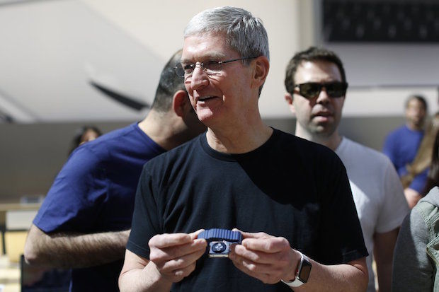 Tim Cook met twee Apple Watches
