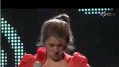 Viral? Jurk Belgische deelneemster songfestival zakt af