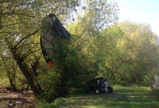 Vliegende auto crasht vlakbij een Canadese baissschool
