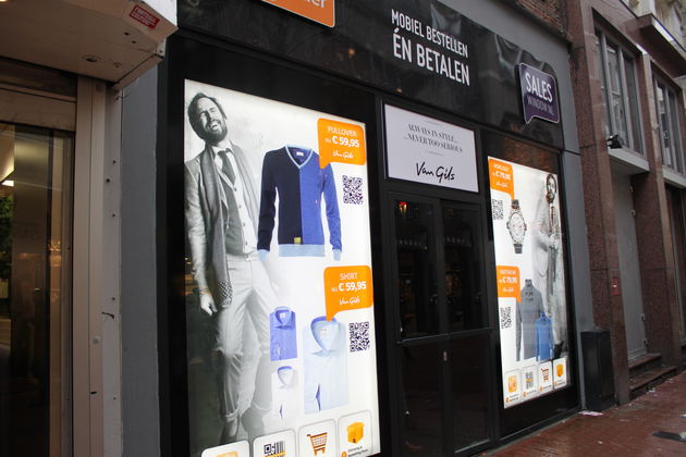 Winkelen met je smartphone in Pop-Up Store Van Gils