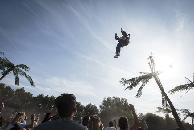 One Record DJ vliegt met zijn jetpack.