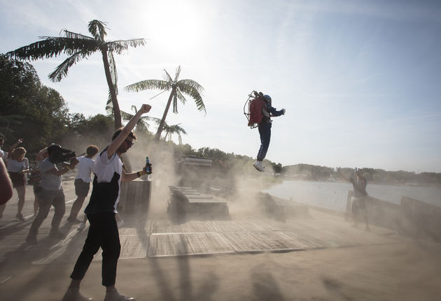 One Record DJ opstijgen met jetpack.