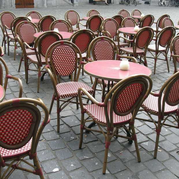 Nicolette van Dam demonstreert de 1,5-meter-economie in de horeca