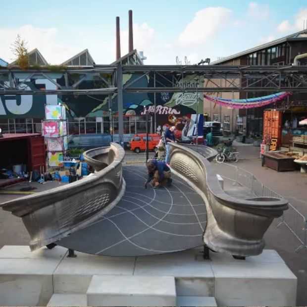 De 3D-geprinte stalen brug in Amsterdam is klaar voor plaatsing