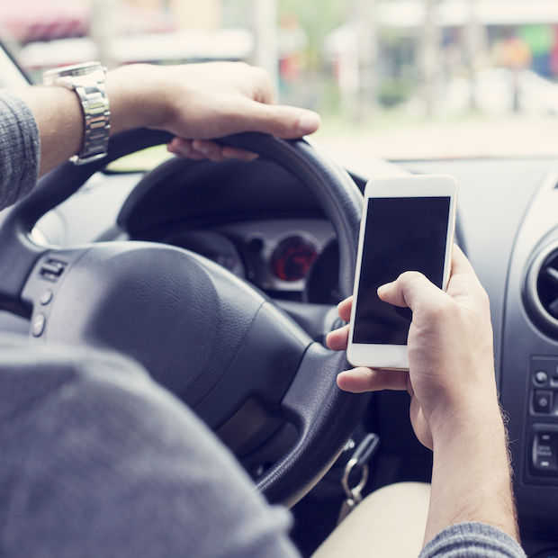 Minister Schultz wil totaalverbod op gebruik mobiele telefoon in de auto