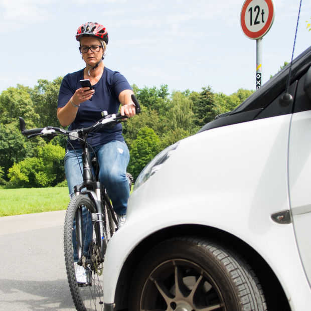 Minister Schultz gaat appen op de fiets verbieden